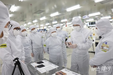 &quot;韓, 내년 재도약·저성장 갈림길···가계부채 등 리스크 경계해야&quot;