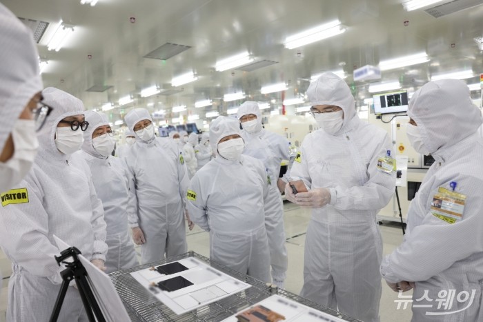 이재용 삼성전자 회장이 22일 베트남 하노이 인근의 삼성디스플레이 법인(SDV)을 방문해 디스플레이 생산 공장을 점검하는 모습. 사진=삼성전자 제공