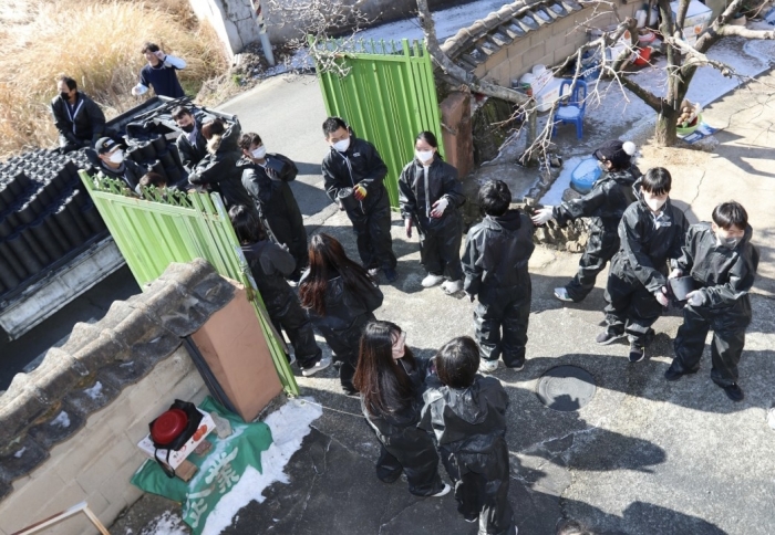 광양제철소 사랑나눔봉사단이 크리스마스 이브날 늘사랑지역아동센터 아이들과 연탄배달봉사를 펼치고 있다.