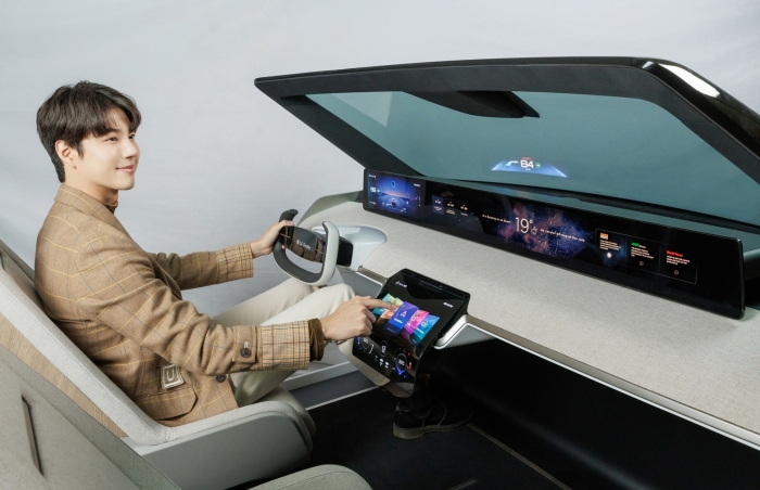 LG디스플레이 모델이 차량용 P-OLED로 구성된 디지털 콕핏을 소개하는 모습. 사진=LG디스플레이 제공