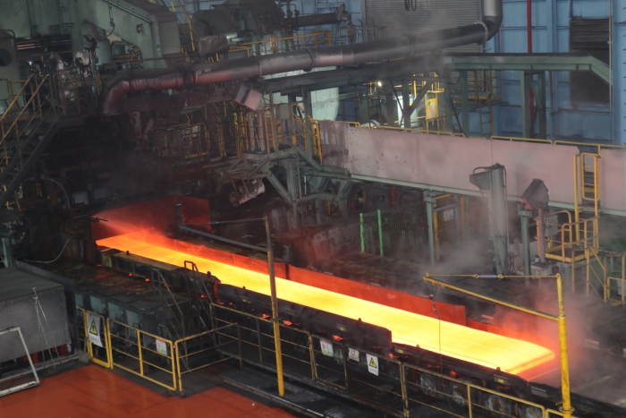 광양제철소 2열연공장에서 슬래브(철강반제품)가 압연기를 통과하고 있는 모습