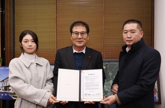 지난 22일 함평군청 군수실에서 열린 투자협약식 모습 (사진 왼쪽부터) 박세은 ㈜씨엔에스컴퍼니 대표, 이상익 함평군수, 권만성 ㈜씨엔에스컴퍼니 대표