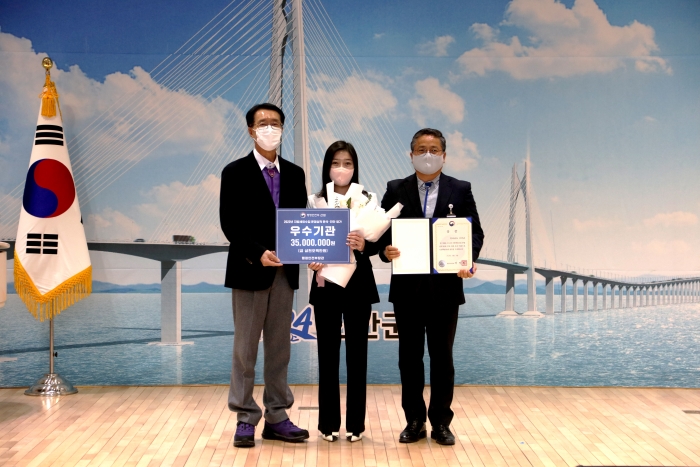 신안군이 행정안전부에서 주관한 전국 지방자치단체 대상 지방세외수입 운영 분석․진단 평가에서 '우수 지자체'로 선정된 뒤 기념촬영하고 있다.