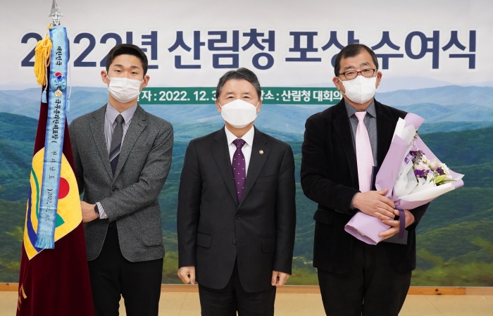 전라남도가 30일 국가 상징물인 무궁화의 보급․선양에 크게 기여한 공을 인정받아 국무총리 기관표창을 받고 있다.