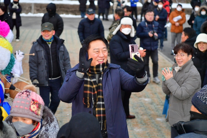 1일 장성호 제방에서 열린 해맞이 행사에서 김한종 장성군수가 군민과 영상통화로 덕담을 나누고 있다.