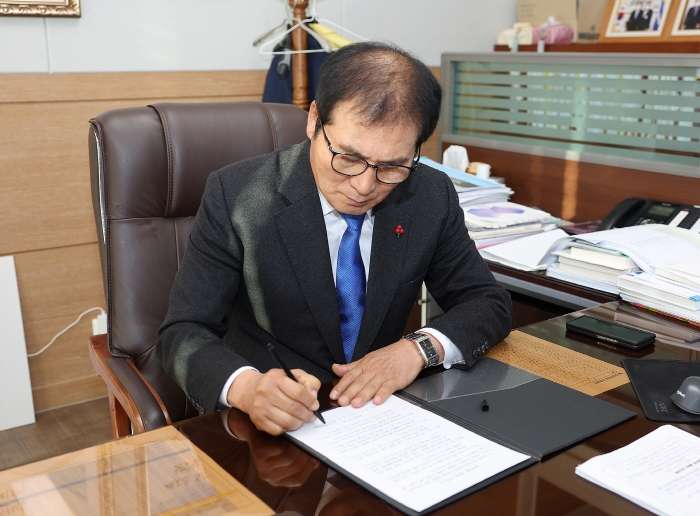 2일 오전 이상익 함평군수가 반부패·청렴서약서에 서명을 하고 있다
