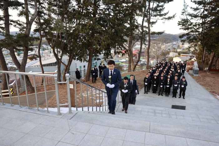김철우 보성군수 및 군의원, 부서장, 팀장 등 150여 명이 2일 계묘년 새해를 맞아 보성현충탑을 참배하러 가고 있다.