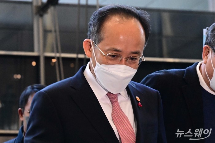 추경호 부총리 겸 기획재정부 장관이 2일 오후 서울 강남구 코엑스에서 열린 2023년 경제계 신년인사회에 참석하기 위해 행사장으로 이동하고 있다. 사진=강민석 기자 kms@newsway.co.kr