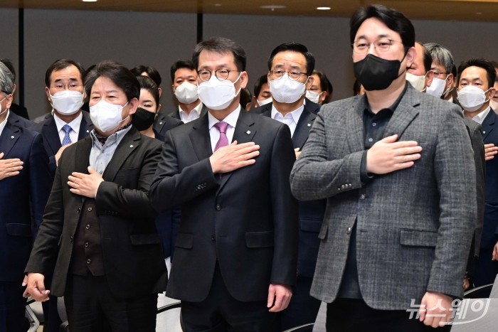 김성태 신임 IBK기업은행장(중앙)이 3일 오전 서울 중구 기업은행 본점에서 열린 취임식에서 국민의례를 하고 있다. 사진=강민석 기자 kms@newsway.co.kr