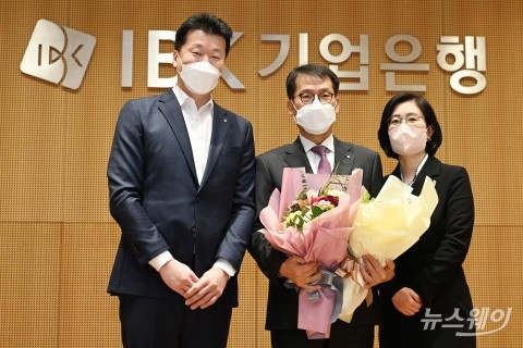 '내부 출신' 김성태 기업은행장, 임직원 환영 속 '첫 발'···조직 재편 예고