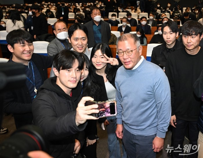 정의선 현대자동차그룹 회장이 3일 오전 경기 화성 남양 현대차·기아 기술연구소 대강당에서 열린 '2023년 현대차그룹 신년회'에서 신년사를 하고 있다. 이수길 기자 Leo2004@newsway.co.kr