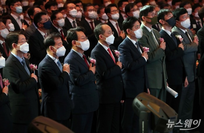 추경호 부총리 겸 기획재정부 장관, 김주현 금융위원회 위원장, 이창용 한국은행 총재를 비롯한 참석자들이 3일 오후 서울 중구 롯데호텔에서 열린 2023년 범금융 신년인사회에서 기념촬영을 하고 있다. <br />
 <br />
왼쪽 네번째부터 추경호 부총리, 김주현 금융위원회 위원장, 이창용 한국은행 총재, 이복현 금융감독원장. 사진=강민석 기자 kms@newsway.co.kr