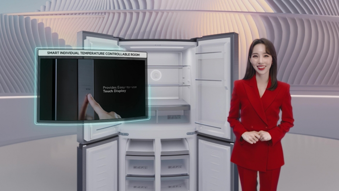 '롯데하이마트 VR 스토어' 가상 가전 상담원이 고객에게 냉장고를 설명하는 모습. 사진=롯데하이마트 제공