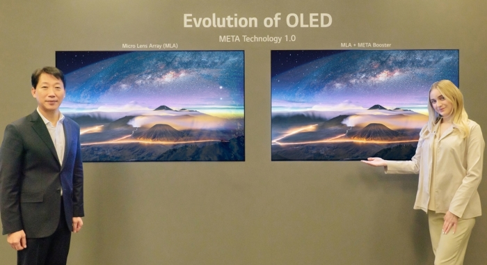 4일(현지시간) 미국 라스베이거스에서 LG디스플레이 이현우 대형 사업부장(왼쪽)이 '메타(META) 테크놀로지'로 궁극의 화질을 완성한 3세대 OLED TV 패널을 소개하고 있다. 사진=LG디스플레이 제공