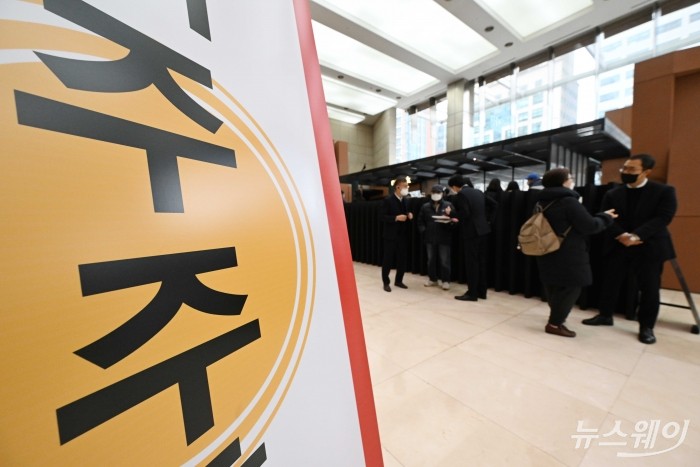 메리츠화재 주주들이 5일 오후 서울 강남구 메리츠타워에서 열린 회순 및 부의안건에 대한 제103기 제1회 임시주주총회에 참석하기 위해 직원으로부터 안내를 받고 있다. 사진=강민석 기자 kms@newsway.co.kr