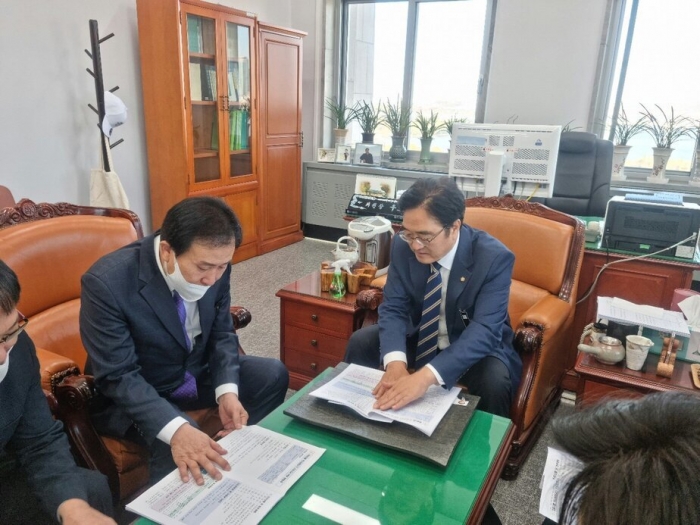 박홍률 목포시장이 더불어민주당 우원식 의원을 만나 현안사업의 필요성을 설명하고 있다.