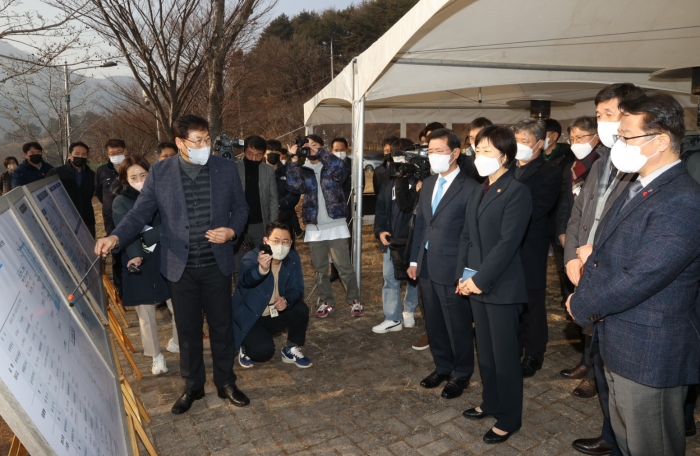 전라남도가 5일 광양제철소와 광양 수어댐 등 가뭄으로 어려운 현장을 방문한 한화진 환경부 장관에게 가뭄극복 국비 지원 등 시급한 현안을 건의하고 있다.