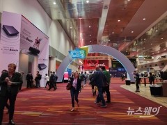 '초연결' 체험 위해 긴 줄···삼성·LG·SK 부스 '인산인해'