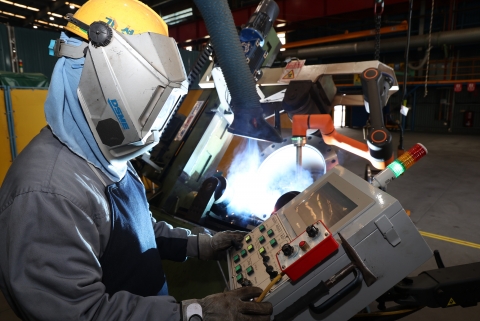 대우조선해양, 탄소강관 용접 협동로봇 개발 성공