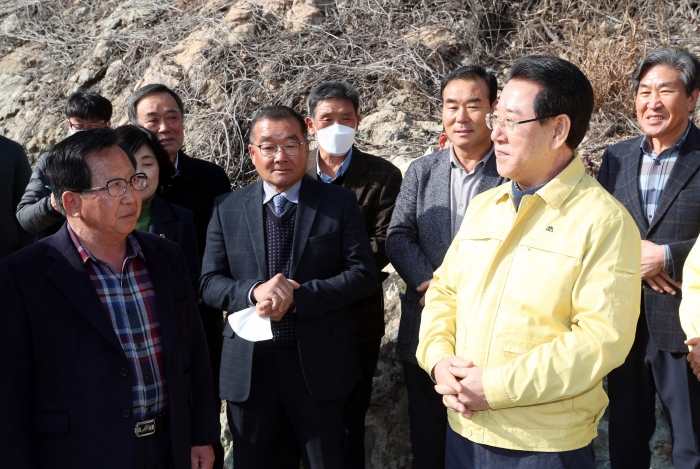 김영록 전라남도지사가 8일 장기가뭄으로 제한급수를 하는 완도 금일읍 도서지역 상수원 저수지 척치제를 살피고 주민 애로사항을 청취하는 등 가뭄에 지친 주민을 위로하고 있다.