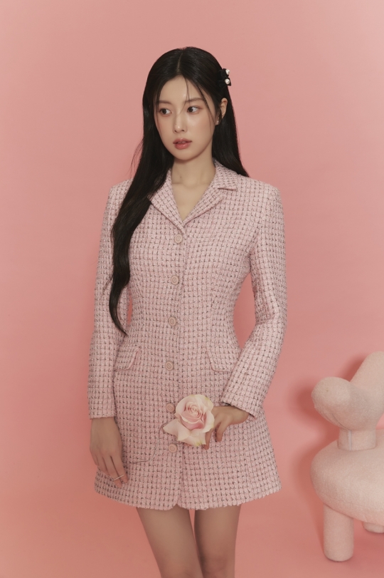 이랜드가 운영하는 여성 브랜드 로엠이 아이즈원 출신 배우 강혜원을 23SS 캠페인 모델로 발탁했다고 9일 밝혔다.
