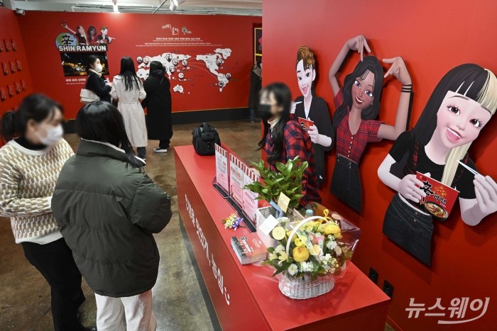 관람객들이 9일 오후 서울 성동구 에스팩토리에서 열린 신라면 카페테리아 팝업스토어 개장 행사에 마련된 전시품을 살펴보고 있다. 사진=강민석 기자 kms@newsway.co.kr
