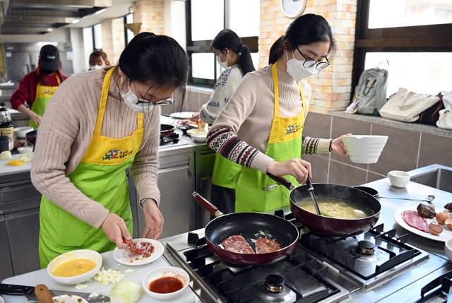 호남대, 유학생 대상 '한국 명절음식 만들기' 특강