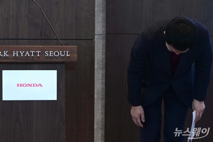 이지홍 혼다코리아 대표가 10일 오후 서울 강남구 파크 하얏트 호텔에서 열린 신년 미디어 라운드테이블에서 허리를 숙여 인사하고 있다. 사진=강민석 기자 kms@newsway.co.kr