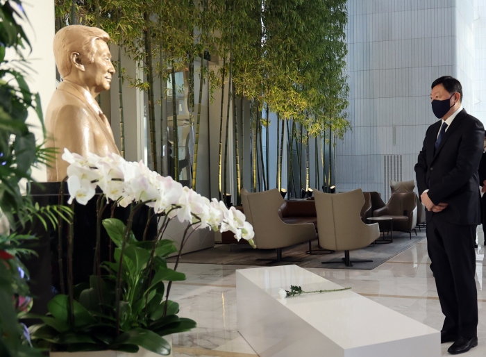 신동빈 롯데 회장이 롯데월드타워 1층에서 신격호 롯데 창업주 흉상에 헌화하고 있다. 사진=롯데 제공