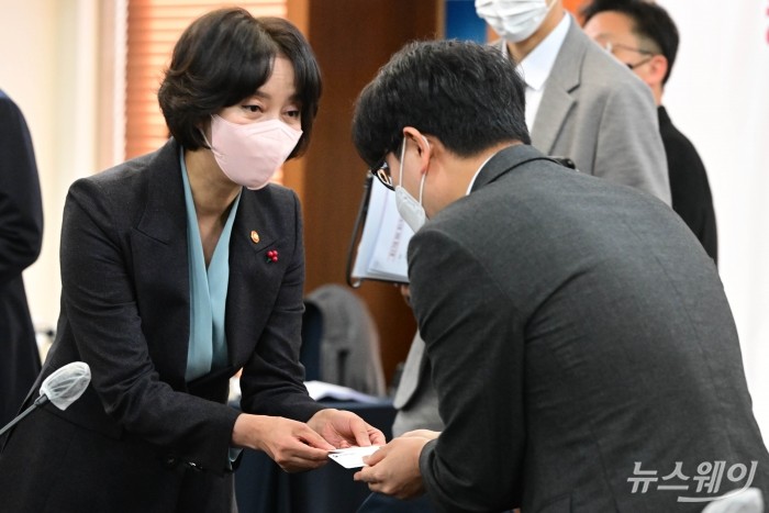 이영 중소벤처기업부 장관이 12일 오전 서울 중구 한국프레스센터에서 열린 중소기업 R&D 제도 혁신 방안 간담회에서 참석자와 인사하고 있다. 사진=강민석 기자 kms@newsway.co.kr