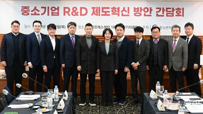 이영 중소벤처기업부 장관을 비롯한 참석자들이 12일 오전 서울 중구 한국프레스센터에서 열린 중소기업 R&D 제도 혁신 방안 간담회에서 기념촬영을 하고 있다. 사진=강민석 기자 kms@newsway.co.kr