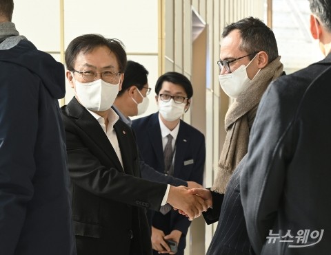 김교현 롯데케미칼 부회장 &quot;신유열 상무, 日 회사와 협업 모색&quot;