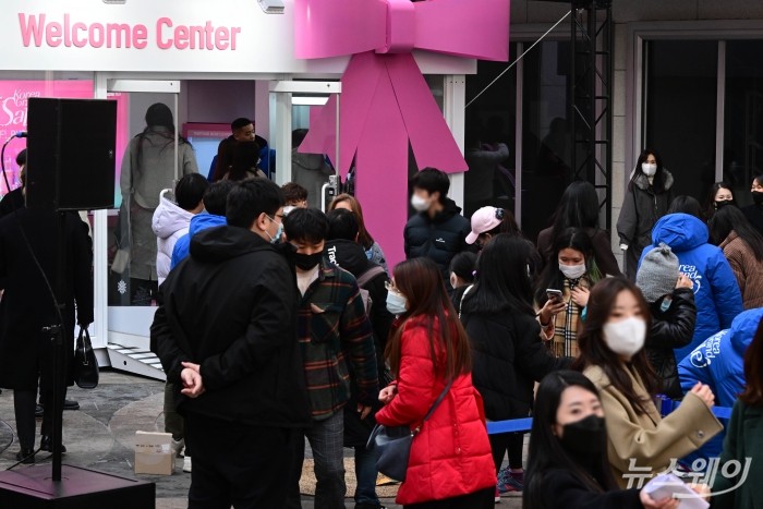 2023 코리아그랜드세일이 개막한 12일 오후 서울 중구 명동거리에 마련된 웰컴센터에 방문하기 위해 시민들이 줄 서고 있다. 사진=강민석 기자 kms@newsway.co.kr