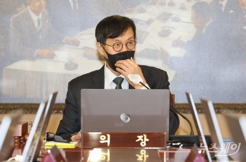 이창용 한은 총재 &quot;물가 하락 확신 없으면 금리 인하 시기상조&quot;