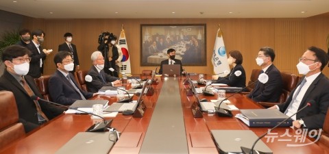 美연준 베이비스텝 전망에···한은, '동결' 가능성 커졌다