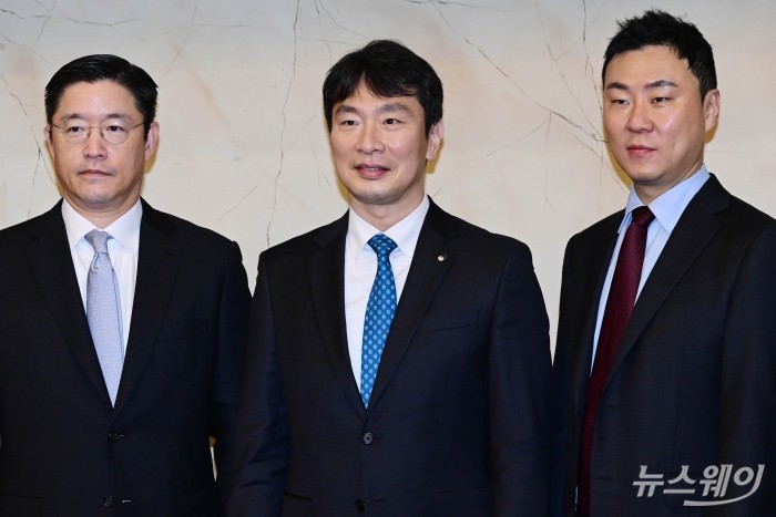 이복현 금융감독원 원장을 비롯한 참석자들이 13일 오전 서울 여의도 켄싱턴호텔에서 열린 기관전용 사모펀드(舊PEF) 운용사 CEO 간담회에서 기념촬영을 하고 있다. 사진=강민석 기자 kms@newsway.co.kr