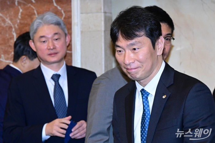 이복현 금융감독원 원장이 13일 오전 서울 여의도 켄싱턴호텔에서 열린 기관전용 사모펀드(舊PEF) 운용사 CEO 간담회에서 기념촬영을 마친 뒤 자리로 이동하고 있다. 사진=강민석 기자 kms@newsway.co.kr