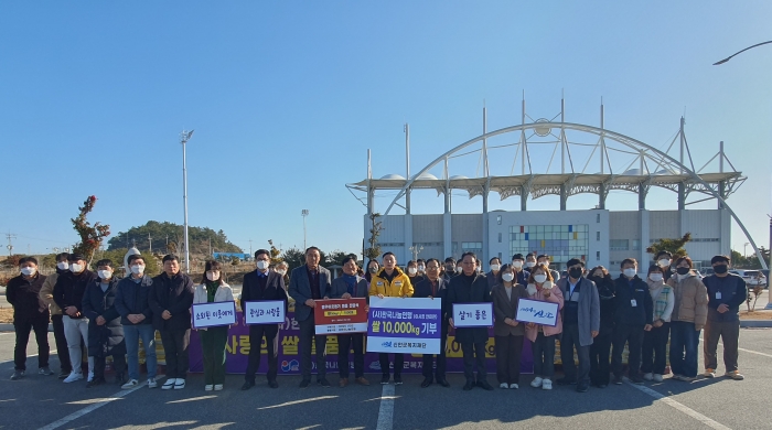 (사)한국나눔연맹이 12일 신안군 저소득계층을 위해 3,000만원 상당의 사랑의 쌀 10kg 1,000포를 기탁한 뒤 기념촬영하고 있다.