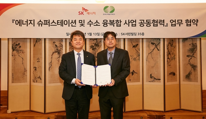 13일 서울 종로구 SK서린빌딩에서 열린 '에너지 슈퍼스테이션 및 수소 융복합 사업 공동협력' 업무협약(MOU) 체결식에서 장호준 SK에너지 S&P추진단장(오른쪽)과 장필호 한국수력원자력 그린사업본부장이 협약 후 기념 촬영을 하고 있다. 사진=SK이노베이션 제공