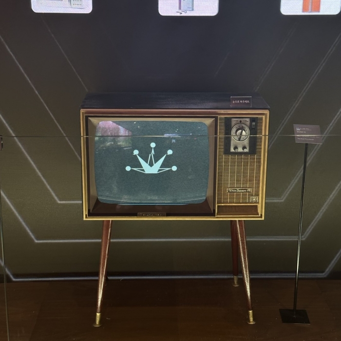 금성사 시절 최초의 흑백 TV. 사진=강준혁 기자