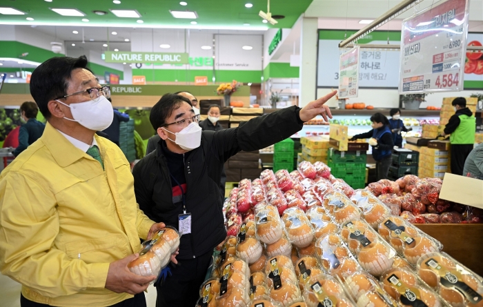 한국농수산식품유통공사 김춘진 사장(왼쪽)이 농협하나로마트 양재점에서 물가 점검을 하고 있다
