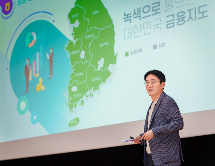 이석용 NH농협은행장이 신입행원을 대상으로 특강을 진행하고 있다. 사진=NH농협은행 제공