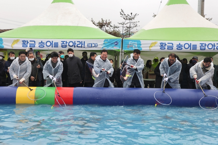 2023 무안 겨울 숭어 축제에서 숭어잡기 포퍼먼스가 진행되고 있다.