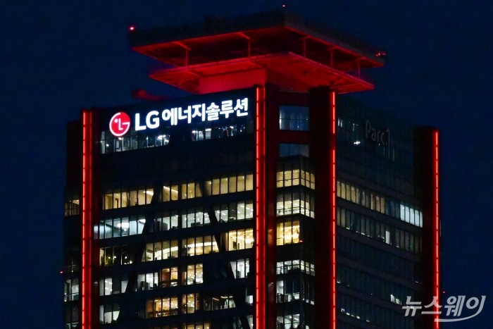 LG에너지솔루션과 GM의 배터리 합작사 '얼티엄셀즈'가 직원 임금을 25% 인상하는 방안에 잠정 합의한 것으로 알려졌다. LG에너지솔루션 사진=강민석 기자 kms@newsway.co.kr