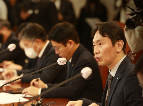 은행장 만난 이복현 금감원장 &quot;금융시스템 안정·취약 부문 연착륙에 주도적 역할 해달라&quot;