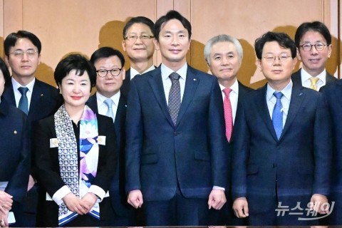 시중은행장 만난 이복현 금융감독원장···&quot;대출구조 개선 힘 써달라&quot;