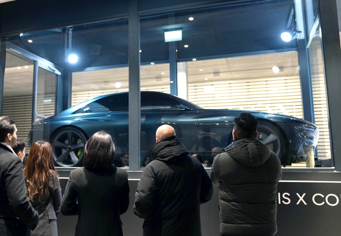 18일(현지시간) '한국의 밤' 행사가 열린 스위스 다보스 아메론호텔에 콘셉트카 '제네시스 엑스(Genesis X)'가 전시돼 있다. 사진=현대자동차 제공