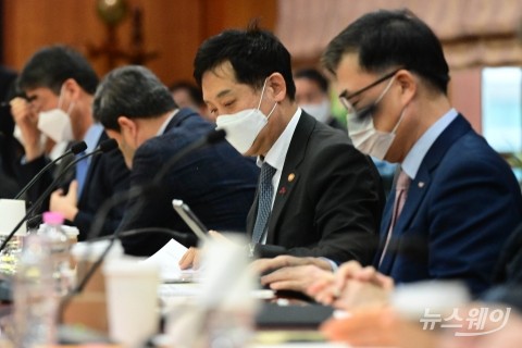 '외국인 투자자 등록제도 폐지' 자료 살펴보는 김주현 금융위원장