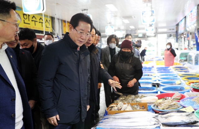 김영록 전남도지사, '3고'로 힘든 전통시장 상인 격려