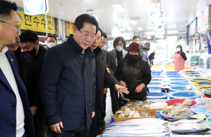 김영록 전라남도지사가 19일 목포 청호시장을 방문해 설 명절 제수용품을 구입하고 전통시장 상인을 격려하고 있다.